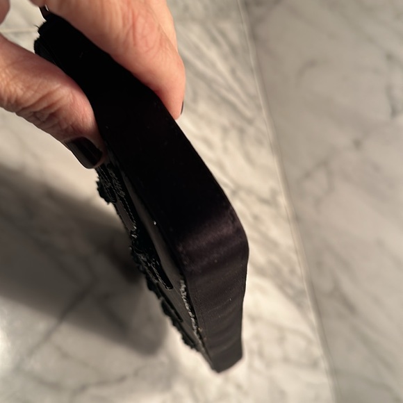 Beautifully beaded evening handbag. Perfect for your upcoming black tie events! - Picture 3 of 7